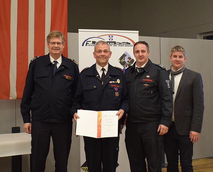 Oliver Tölke wurde mit dem Deutschen Feuerwehr-Ehrenkreuz in Bronze für seine Verdienste ausgezeichnet